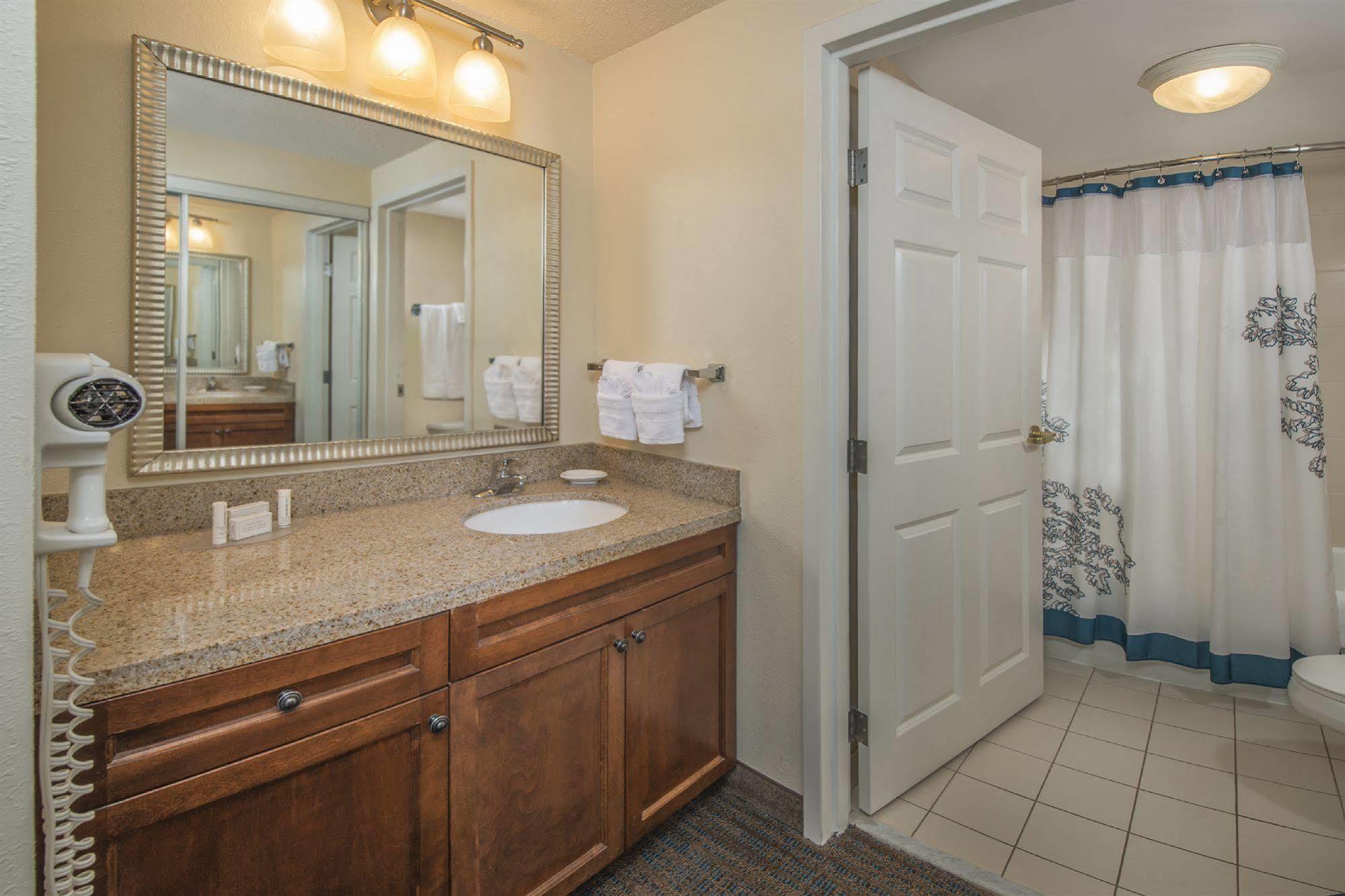 Hotel By Marriott Airport 3*
