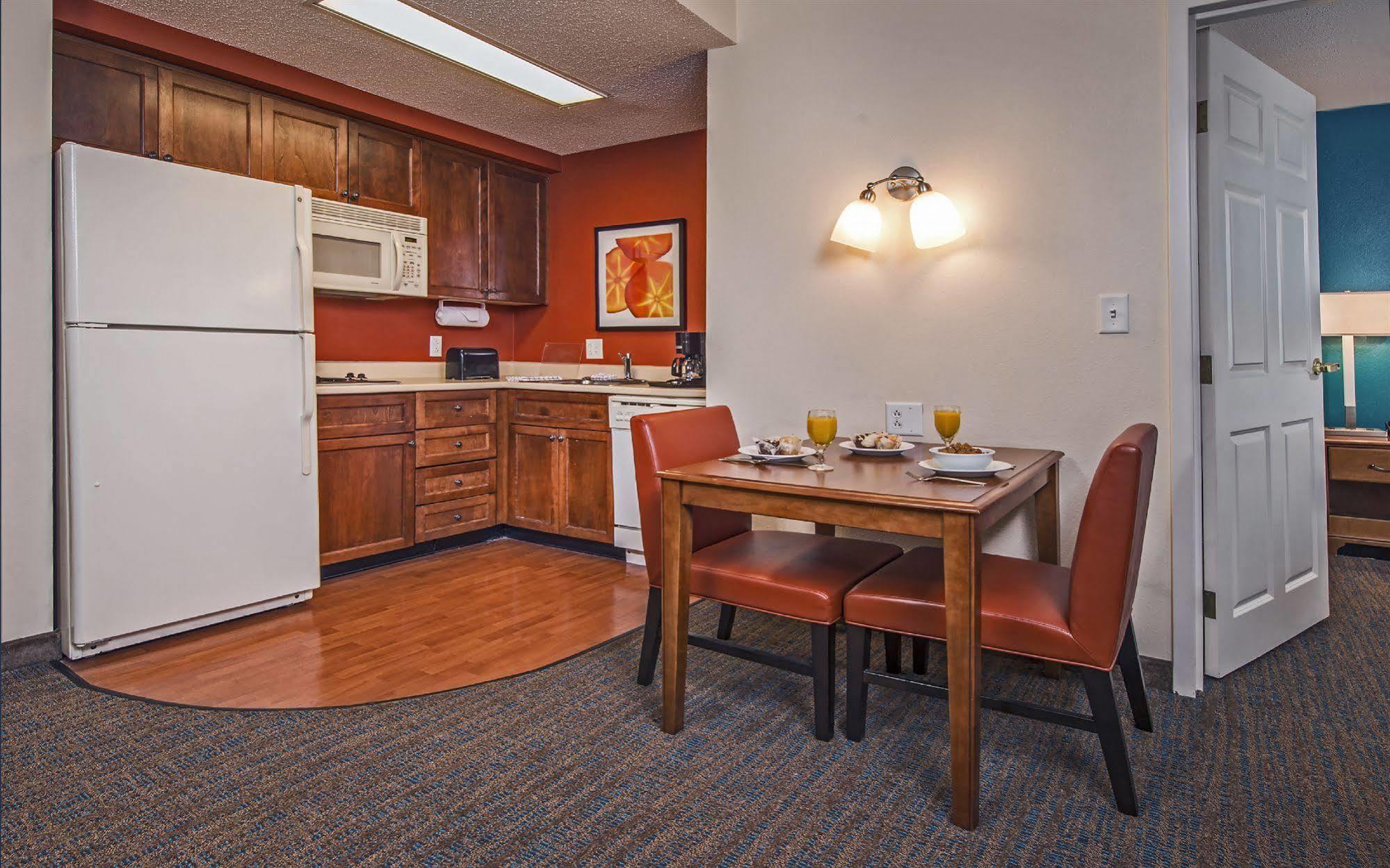 Hotel By Marriott Airport 3*