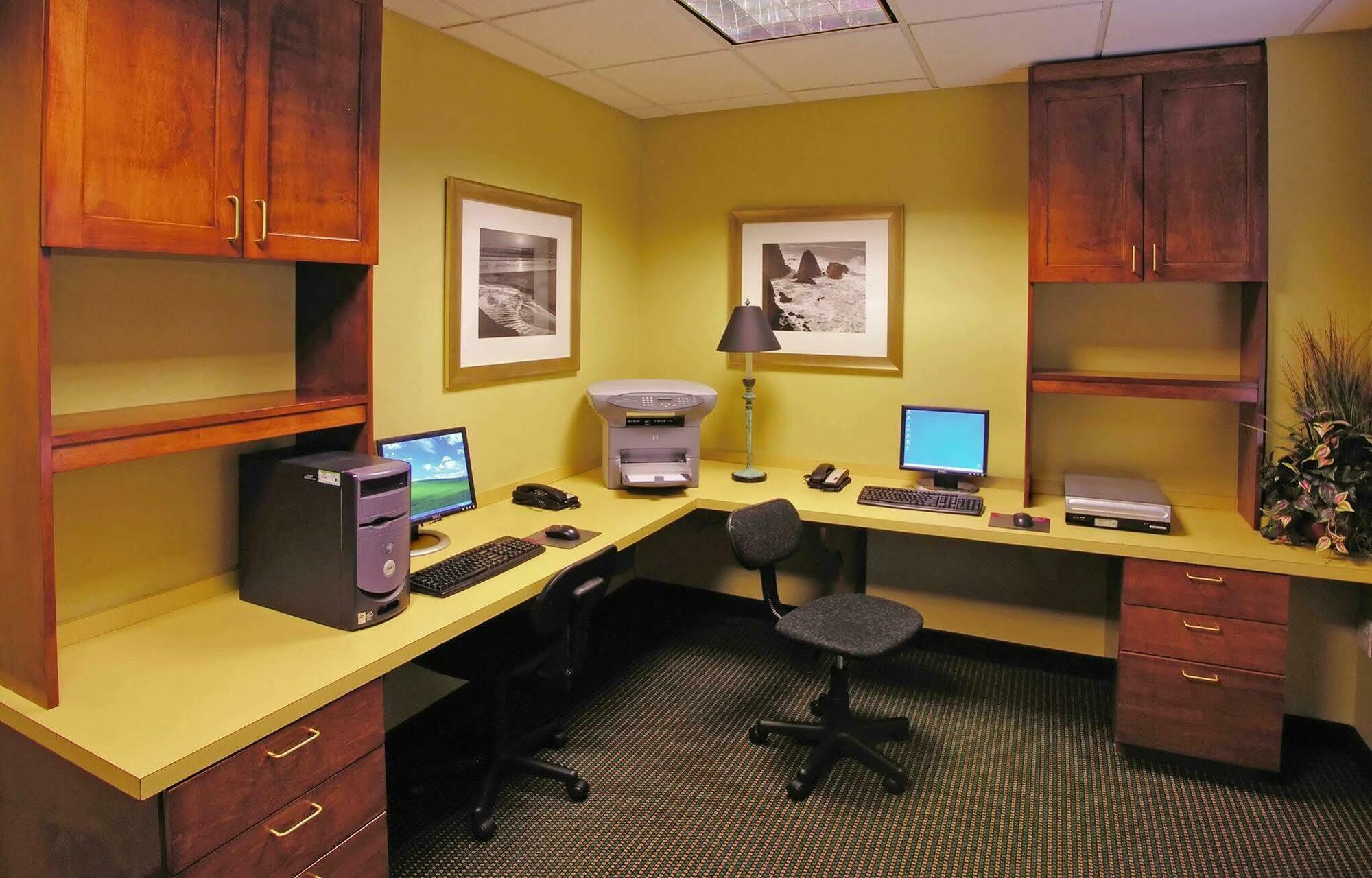 Hotel By Marriott Airport 3*